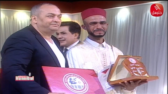 لحظة الإعلان عن الفائز بالجائزة الأولى في مسابقة المواهب الفنية إنت ستار حافظ الجفالي ينهار باكيا وجميع الموجودين في البلاتو