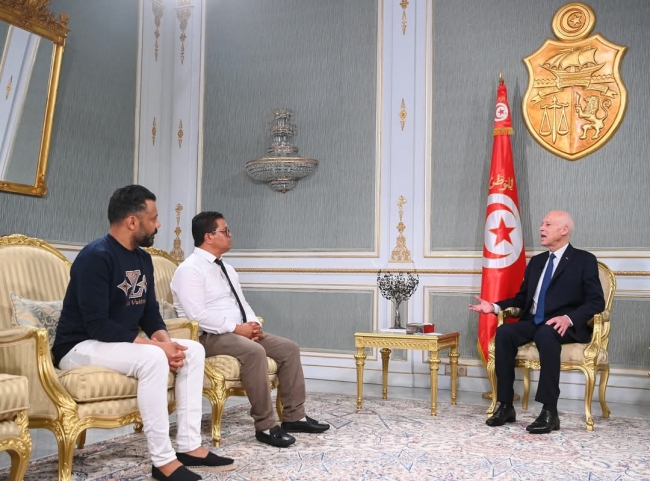 رئيس الجمهورية يستقبل شابين من المزونة وبنزرت ويؤكد:  لا تهميش بعد اليوم وكرامة التونسيين خط أحمر