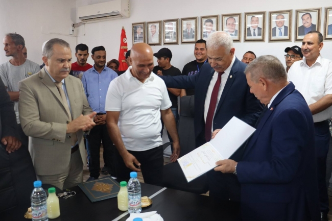 وزير التجارة يؤكد أن الوزارة ماضية في تسوية كل الوضعيات الإدارية الهشة