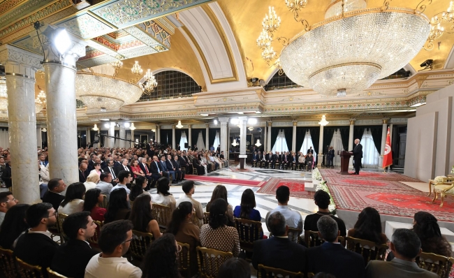 رئيس الجمهورية لدى اشرافه على موكب الاحتفال بيوم العلم:الاصلاح الوطني يقتضي ان تكون خياراتنا الوطنية نابعة من ارادة شعبنا