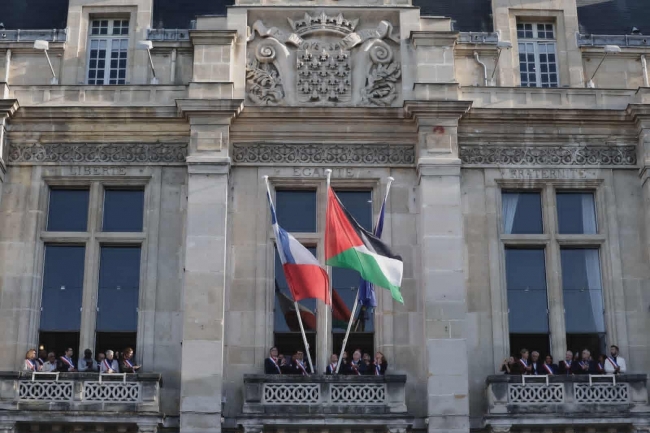 	بلديات فرنسية تتحدّى تحذيرات الحكومة وترفع العلم الفلسطيني