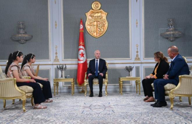 رئيس الجمهورية يستقبل التّوأم بيسان وبيلسان كوكة اللّتين فازتا بالجائزة الأولى لمسابقة تحدّي القراءة العربي بدبي