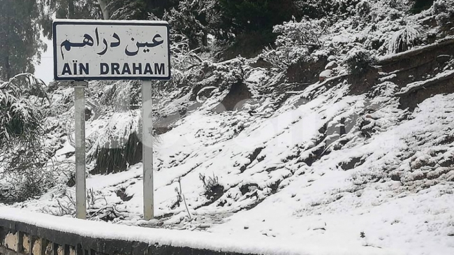 تساقط الثلوج في عين دراهم: الإدارة الجهوية للحماية المدنية تحذر مستعملي الطريق