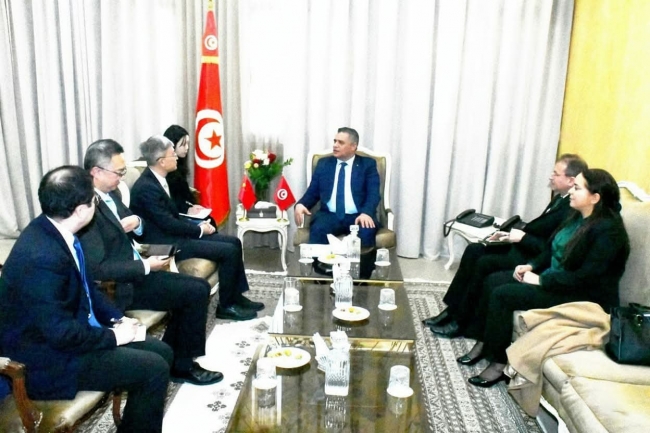 وزير الداخلية والسفير الصيني يبحثان تعزيز وتطوير علاقات التعاون في مجالات وزارة الداخلية