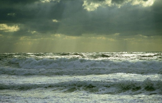 الطقس :رياح قوية نسبياً ،  البحر شديد الإضطراب و سحب تتكاثف تدريجياً...