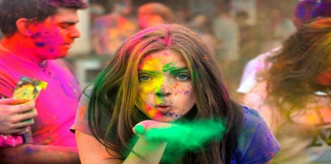  وسط مخاوف من فيروس كورونا احتفالات الهند بمهرجان الألوان تتقلص