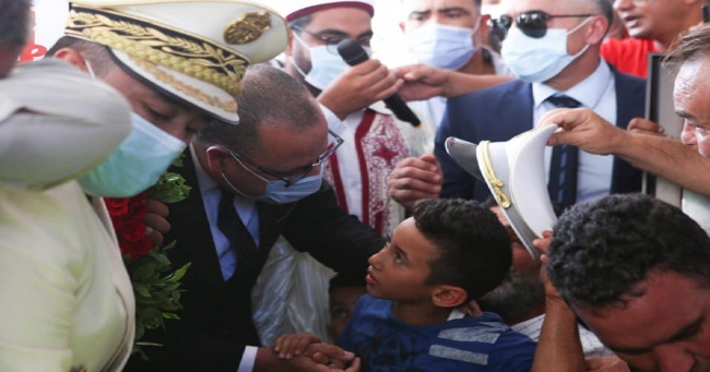 رئاسة الحكومة هشام المشيشي يقدم واجب العزاء لعائلة الشهيد سامي المرابط أثناء حضوره موكب الدفن 